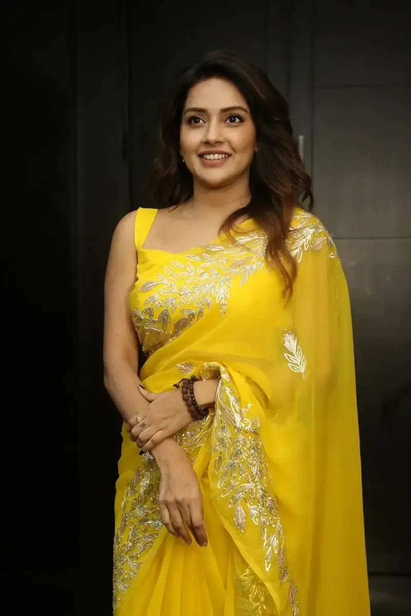 MALAYALAM ACTRESS MAHIMA NAMBIAR IMAGES IN YELLOW SAREE 5